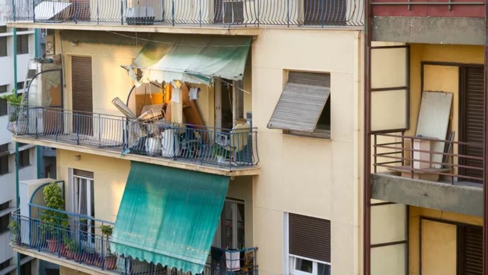 El mensaje, combinando sarcasmo y crítica, tomó directamente como objetivo a una pareja del complejo residencial.