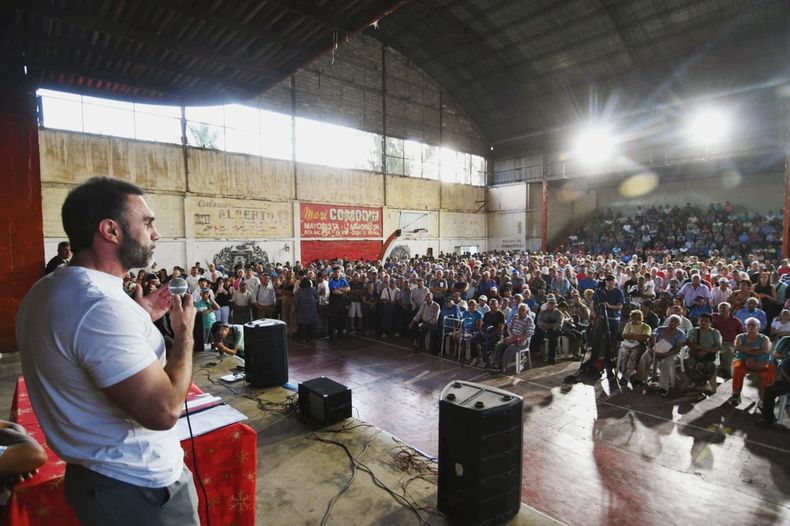 Ezequiel Atauche junto a los trabajadores de Altos Hornos Zapla.