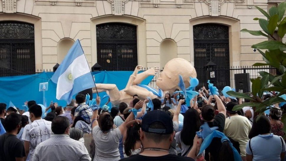 masiva marcha en rechazo al proyecto de interrupcion voluntaria del embarazo