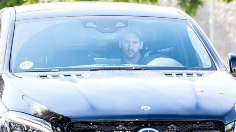 Lionel Messi se present&oacute; a su primer entrenamiento en Barcelona