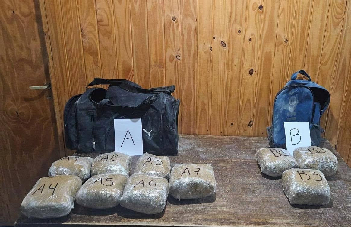 La droga estaba distribuida en 10 paquetes y fue encontrada dentro de un bolso y una mochila abandonados en la zona fronteriza.