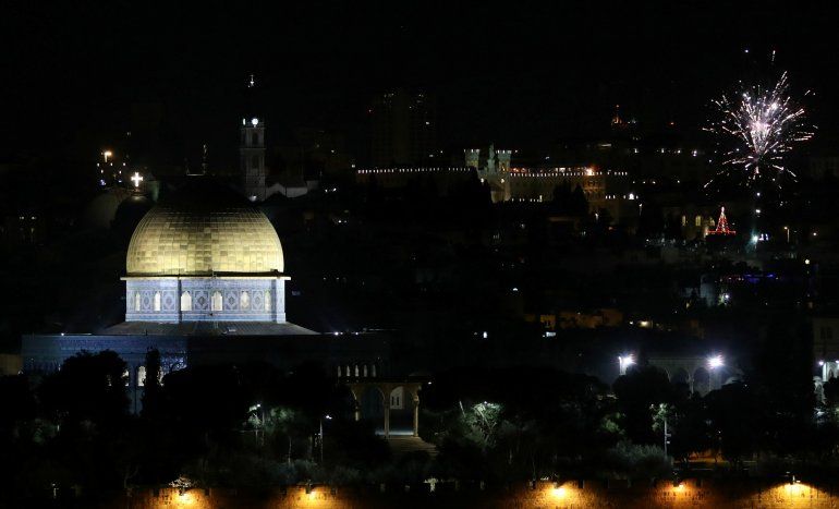 Los fuegos artificiales tambi&eacute;n iluminaron el cielo sobre la Ciudad Vieja de Jerusal&eacute;n (REUTERS Ammar Awad)