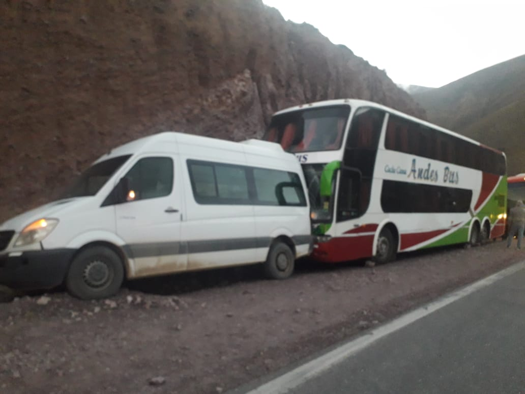 La combi y el colectivo quedaron al costado de la Ruta 52 de Jujuy.