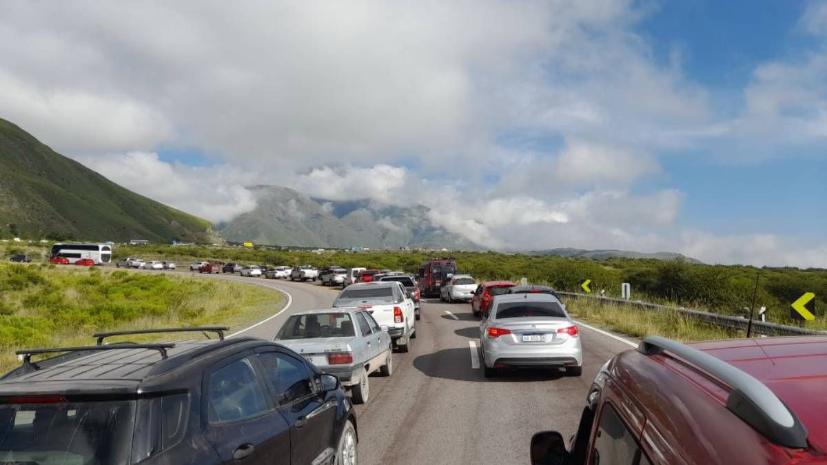 Se registran extensas filas de vehículos en Ruta 9 por el carnaval 2025
