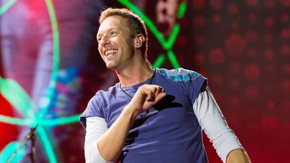 chris martin y los gemelos violinistas sorprendieron con  viva la vida