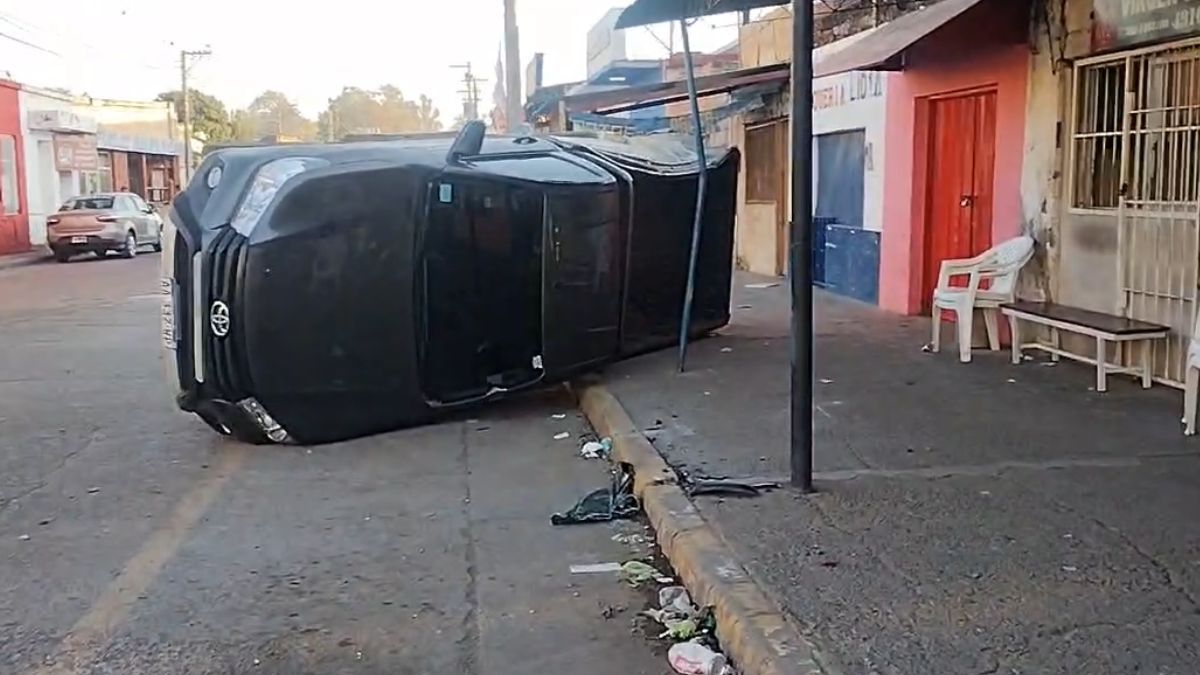 Perico: espectacular choque y vuelco de una camioneta