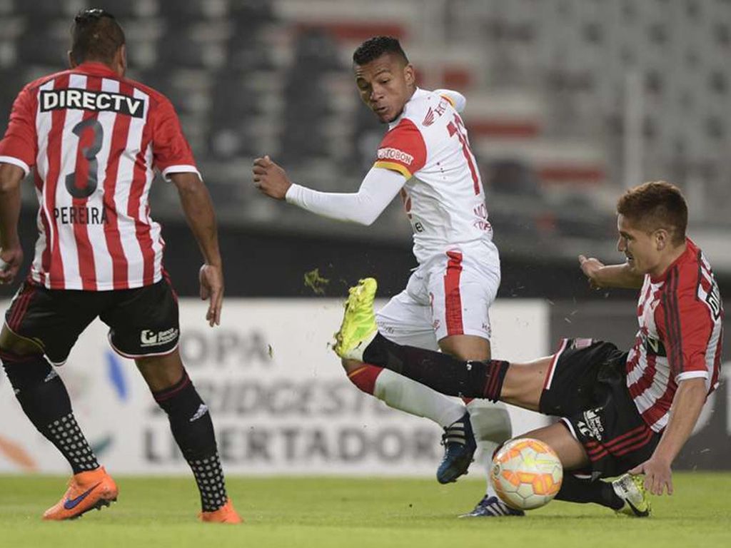 Estudiantes juega en Colombia