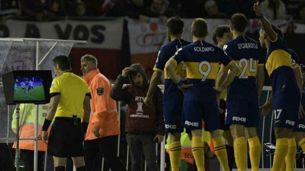 Se dio a conocer la conversación entre el VAR y el árbitro del Superclásico