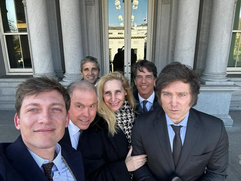 Javier Milei con su equipo en Estados Unidos