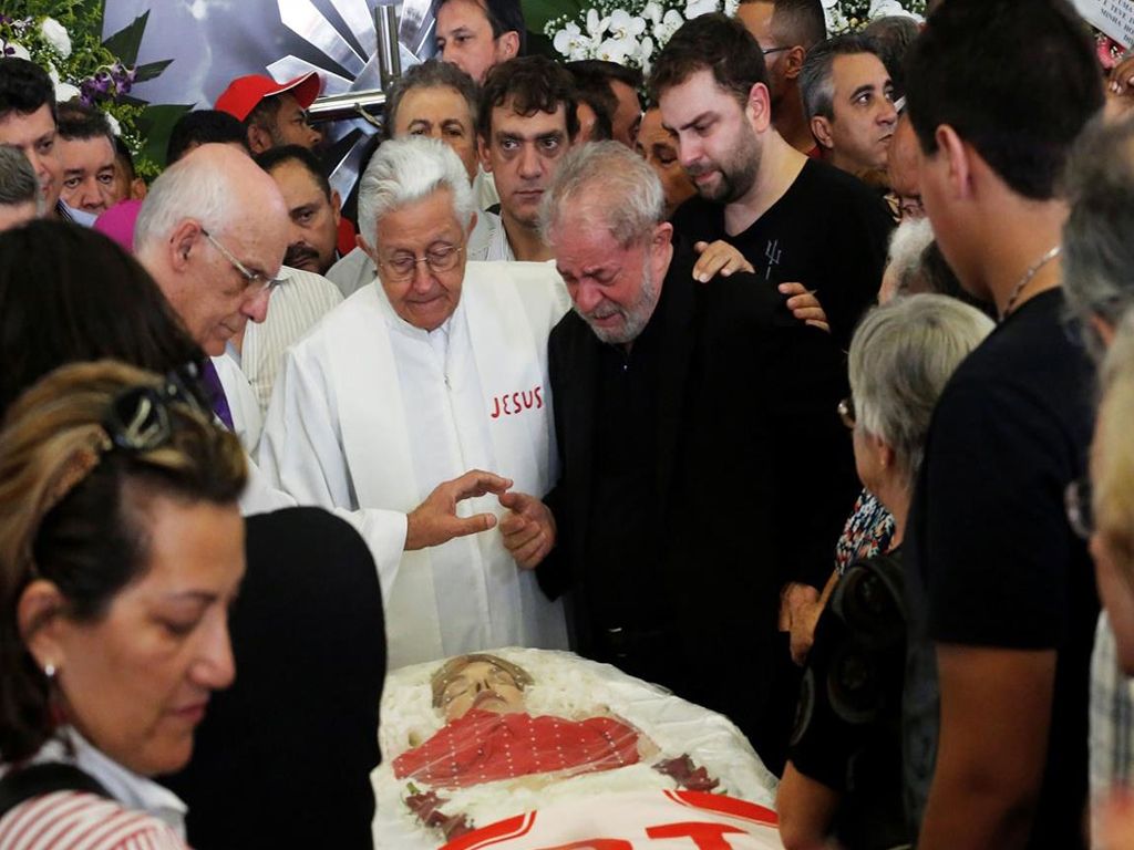 Lula despidiendo a su mujer
