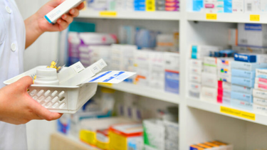 “En efecto, se pone de manifiesto que el DNU suspendido desatendía esta función esencial, al habilitar la venta de medicamentos fuera de farmacias, flexibilizar las condiciones de habilitación, reducir controles y permitir la intervención de personas no formadas ni capacitadas profesionalmente”, Confederación Farmacéutica Argentina&nbsp;(COFA)
