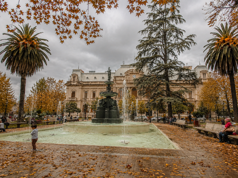 Plaza Belgrano en otoño - Imagen creada con IA