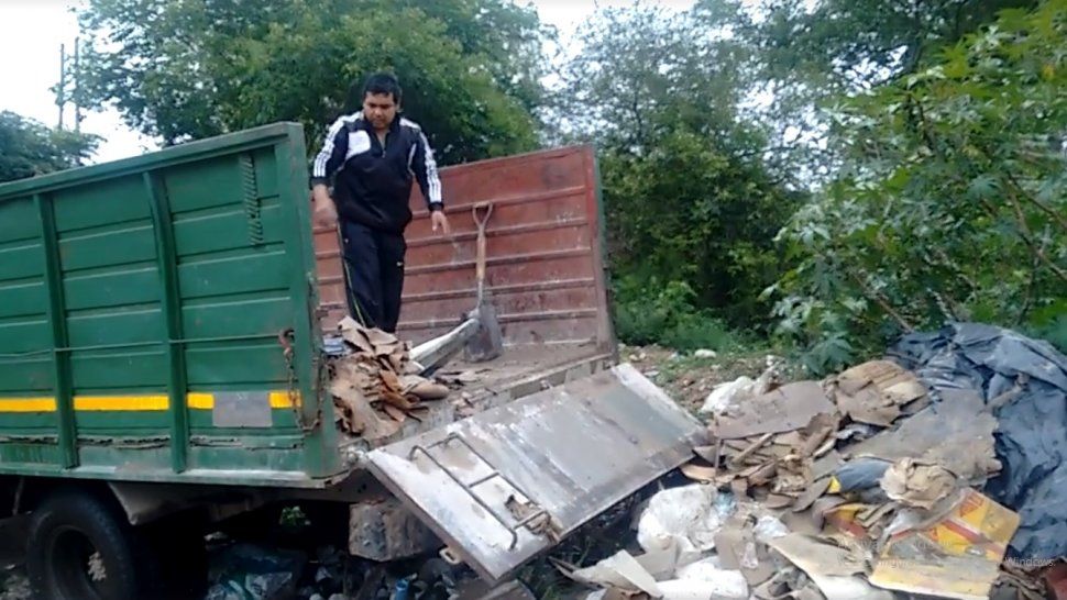 Indignación entre los vecinos por un camión arrojando basura en la orilla del río Chijra