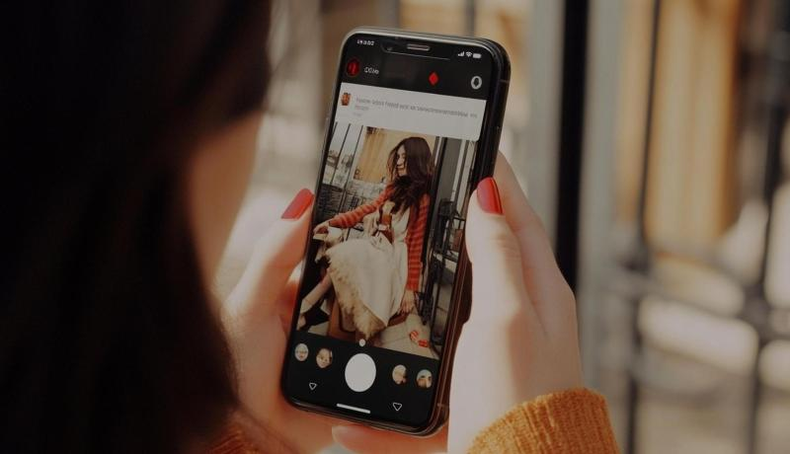 La conexión que una persona establece con una celebridad, un personaje de un libro, serie o película o con la inteligencia artificial...es a lo que alude el adjetivo “parasocial”, que ha sido elegido por el Diccionario de Cambridge como Palabra del Año 2025.