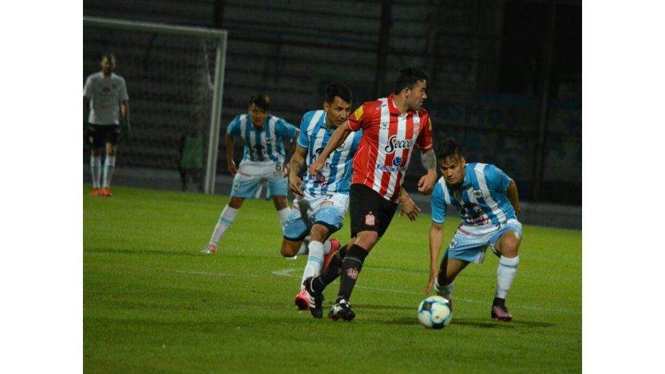 El Lobo no pudo  . PH : Jorge Chocobar