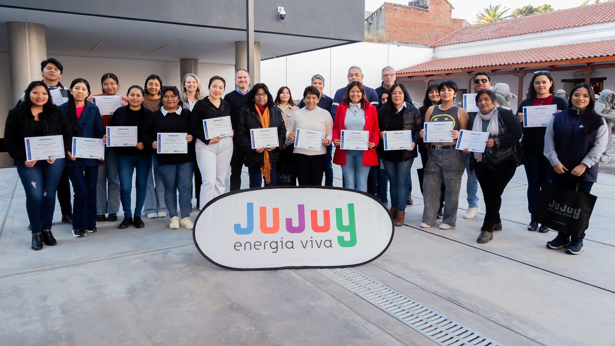 entregaron certificados a egresados de un curso de diseño gráfico