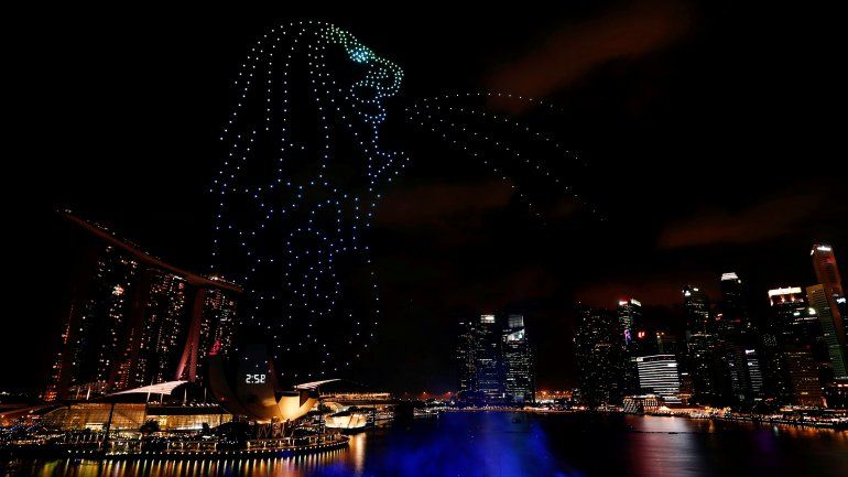 El Merlion, &iacute;cono del turismo, formado con drones sobre Marina Bay durante las celebraciones de A&ntilde;o Nuevo en Singapur (REUTERS Edgar Su)