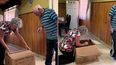 La abuela tomó la iniciativa y abrió la caja, revelando un adorable cachorro en su interior.&nbsp;