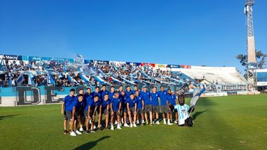 Jugadores agradecieron el apoyo de los hinchas antes del partido en Salta.