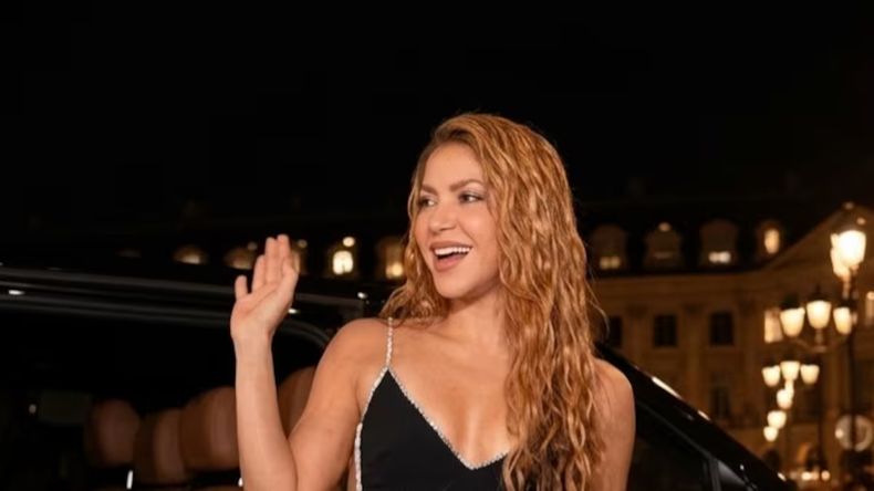 Shakira deslumbró con su sorpresiva aparición en la Semana de la Moda de París.