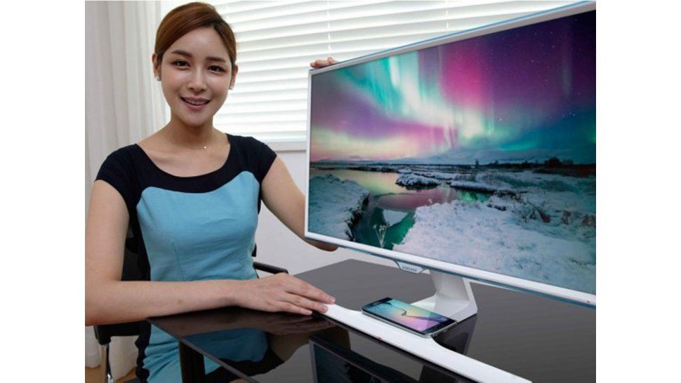 El celular se cargará en el monitor