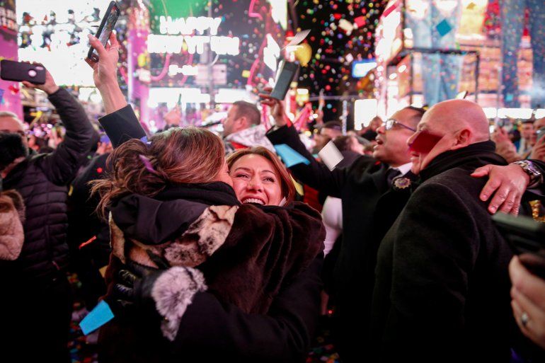 Dos mujeres se abrazan en Times Square (REUTERS Amr Alfiky)