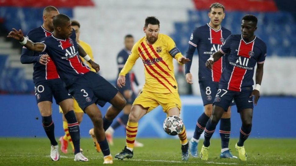 Messi ante la marca de varios jugadores del PSG.