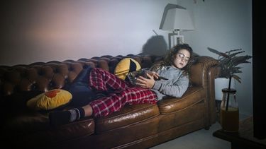 Los mayores riesgos de dejar la tele prendida mientras dormimos.