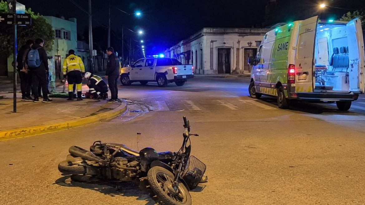Chocó a dos menores que iban en moto en Perico y se dio a la fuga - Imagen creada con IA