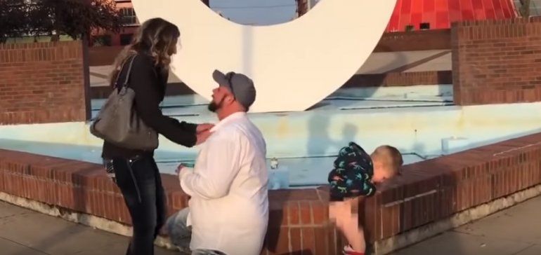 nene orina en una propeusta de casamiento