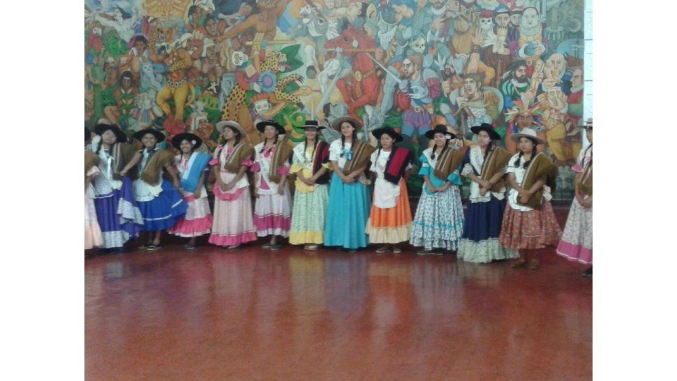 Paisanas en la Casa de Piedra