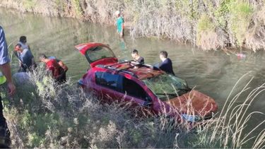 Una embarazada volcó con su auto y murió