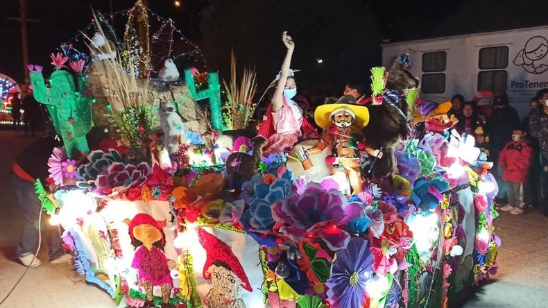 Fiesta Nacional de los Estudiantes: Desfile de mini carrozas en Abra Pampa
