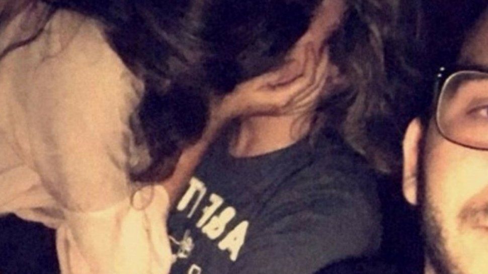 Viral: encontró a su novia con otro chico y se sacó una selfie con los dos
