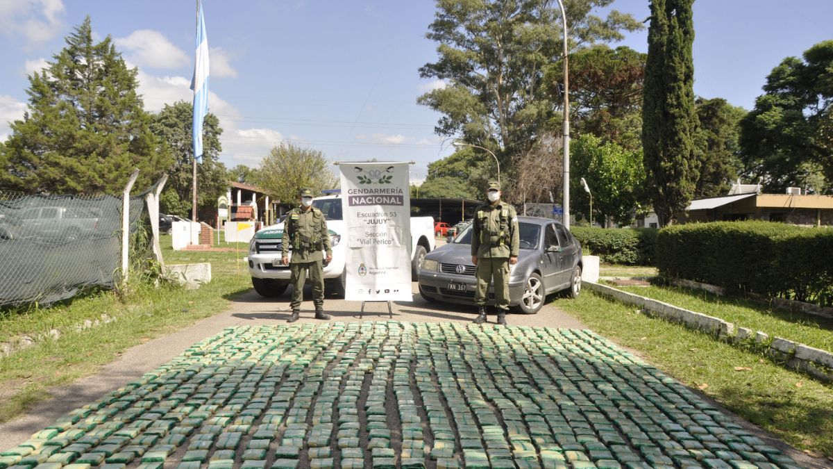 dos detenidos en tumbaya por transportar 200 kilos de hojas de coca