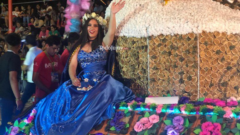Oriana, la dama de honor con autismo dijo presente en el desfile de carrozas