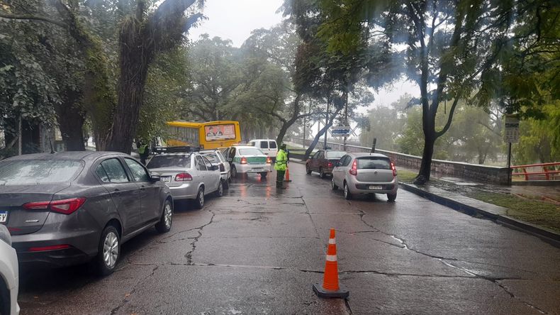 Accidente - coolectivo sin rueda (1)