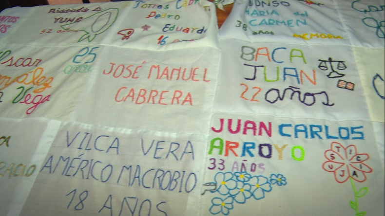 Bandera con los nombres de los desaparecidos.