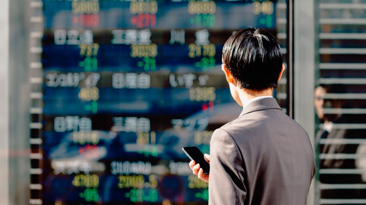 El mercado de valores japonés sufrió su peor día en 37 años el lunes.