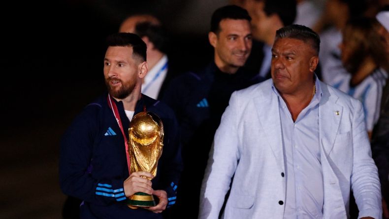 Claudio “Chiqui” Tapia viajó a San Juan para llevarle la Copa del Mundo a la Difunta Correa.&nbsp;