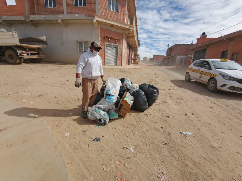 Un trabajador municipal encontró una caja con agujas, guantes y mangueras de suero entre la basura. Advirtieron sobre los graves riesgos sanitarios.
