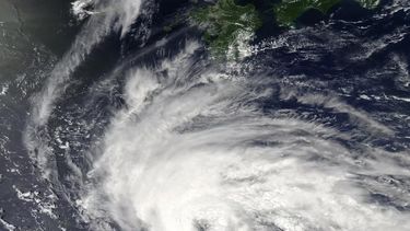 Decenas de miles de personas fueron evacuadas el lunes en el sur de China y en Vietnam por un ciclón.&nbsp;