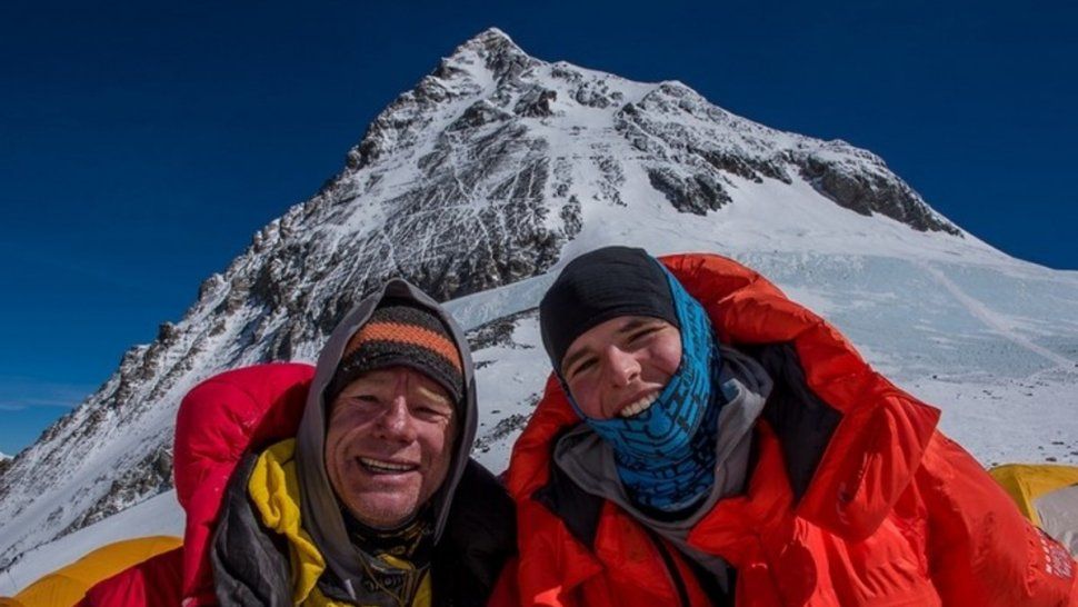 Lo multaron, pero igual festejó: un argentino logró bajar esquiando del Everest
