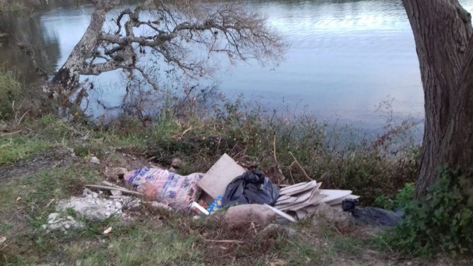 Preocupa la cantidad de basura que la gente tira en el dique La Ciénaga