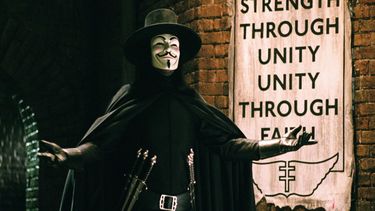 La emblemática obra de Alan Moore y David Lloyd regresa como una serie, con el respaldo de DC Studios y HBO.