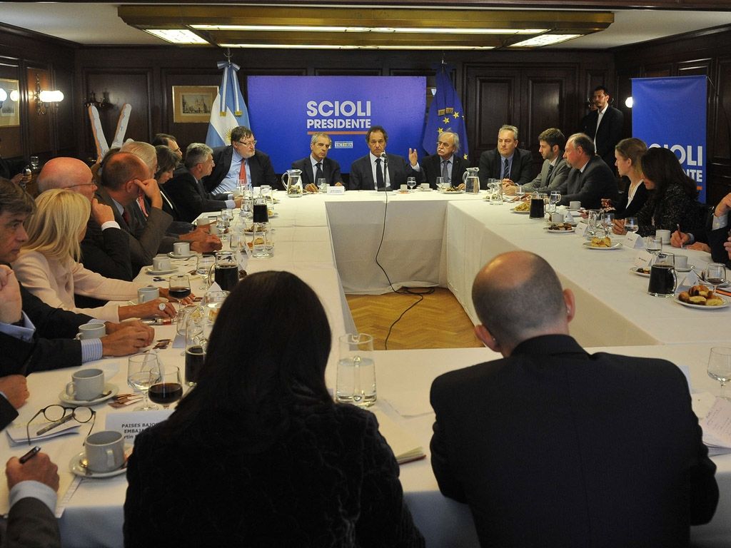 Scioli con embajadores de la UE