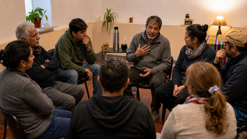 Todo Jujuy | Reunión de Alcohólicos Anónimos en Jujuy (Imagen realizada con IA)
