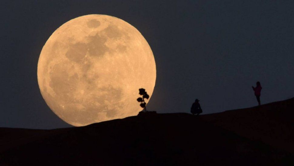Hoy a la madrugada se podrá ver la superluna de nieve más grande del año