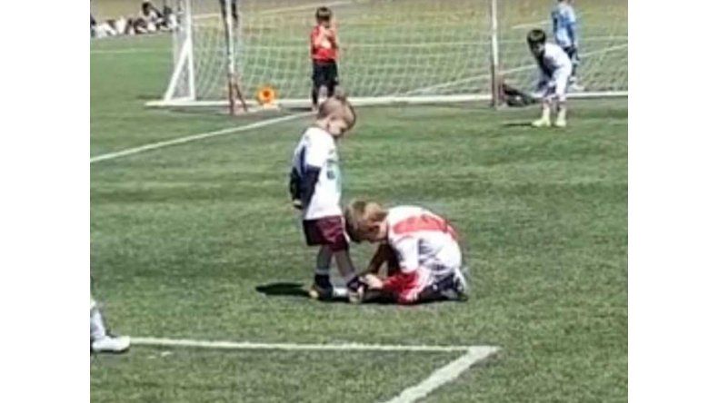 Niños jugando fútbol