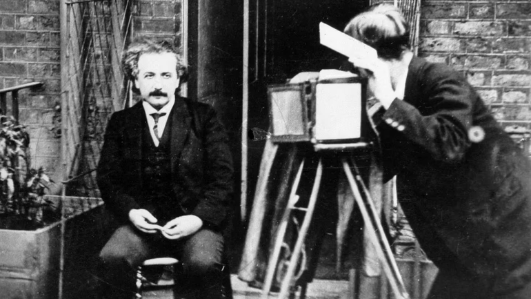 Netflix presentó Einstein y la bomba: la relación con Oppenheimer